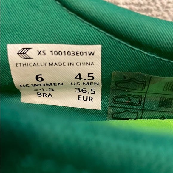 Cariuma Green Canvas Sneakers with White Laces size 6 - Picture 8 of 8